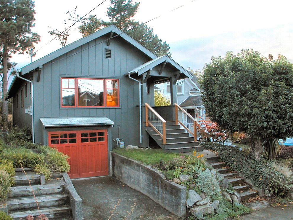 Mittelgroße, Zweistöckige Urige Holzfassade Haus mit grüner Fassadenfarbe und Satteldach in Seattle