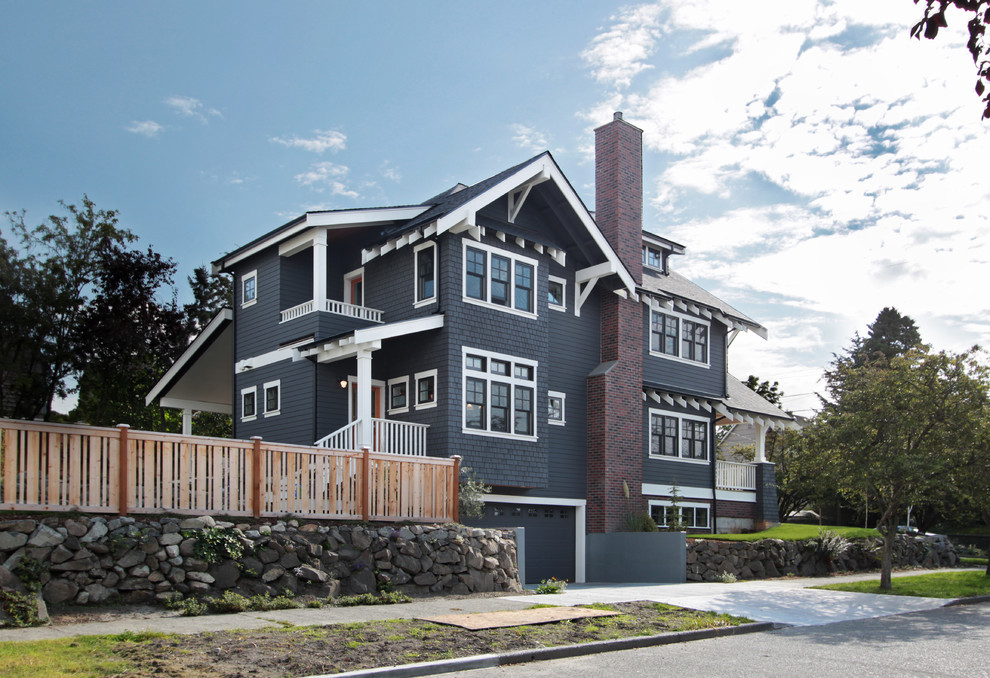 Imagen de fachada de casa gris de estilo americano de tamaño medio de tres plantas con revestimiento de madera, tejado a dos aguas y tejado de teja de madera