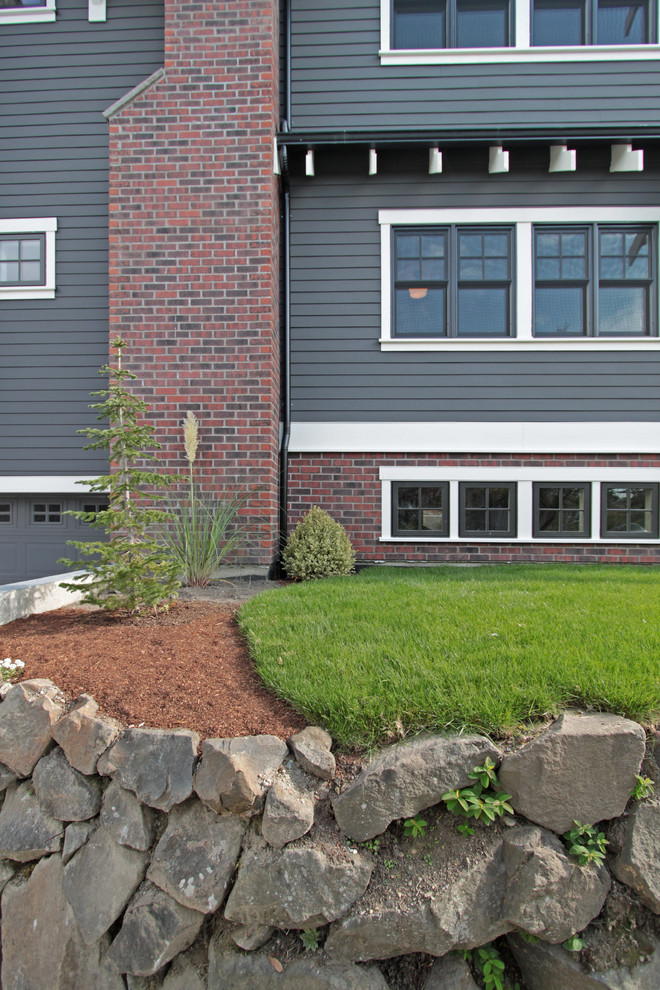 Mittelgroßes, Dreistöckiges Rustikales Haus mit grauer Fassadenfarbe, Satteldach und Schindeldach in Seattle