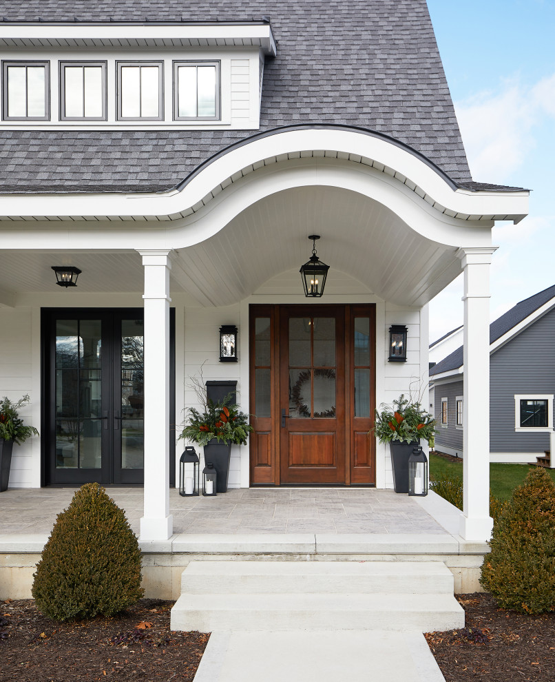 Mittelgroßes, Zweistöckiges Country Einfamilienhaus mit Faserzement-Fassade, weißer Fassadenfarbe, Satteldach und Misch-Dachdeckung in Grand Rapids