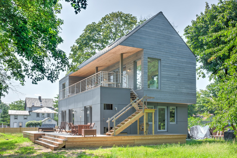 Imagen de fachada de casa gris moderna de tamaño medio de dos plantas con revestimiento de madera y tejado de metal