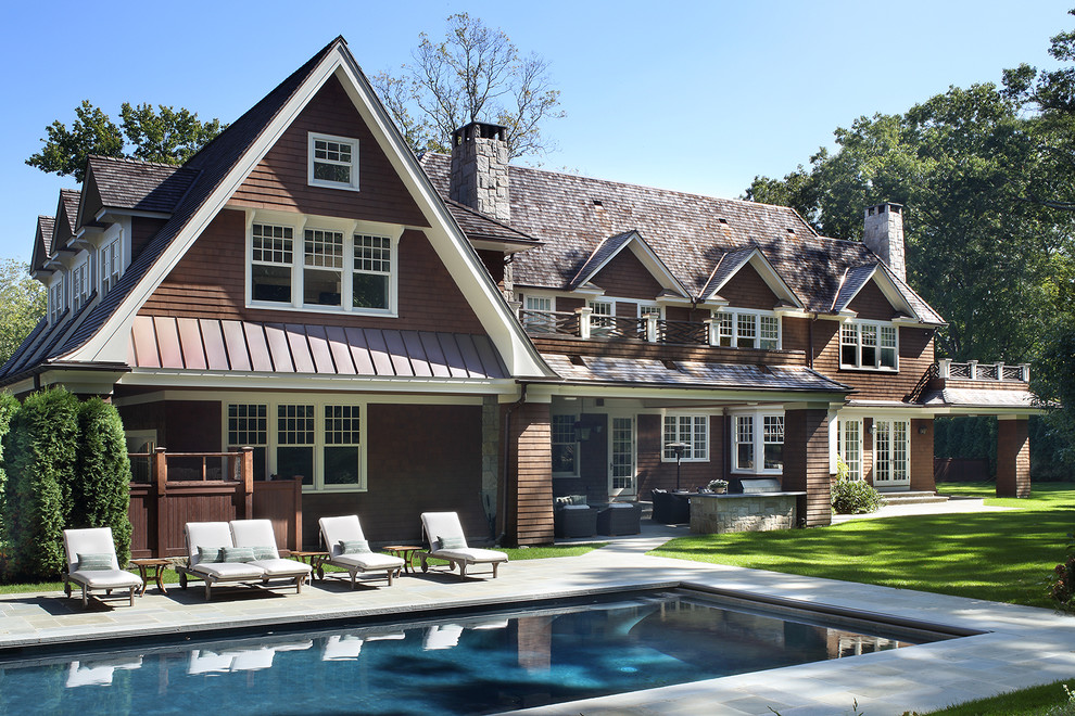 Стильный дизайн: большой, двухэтажный, деревянный, коричневый дом в классическом стиле - последний тренд