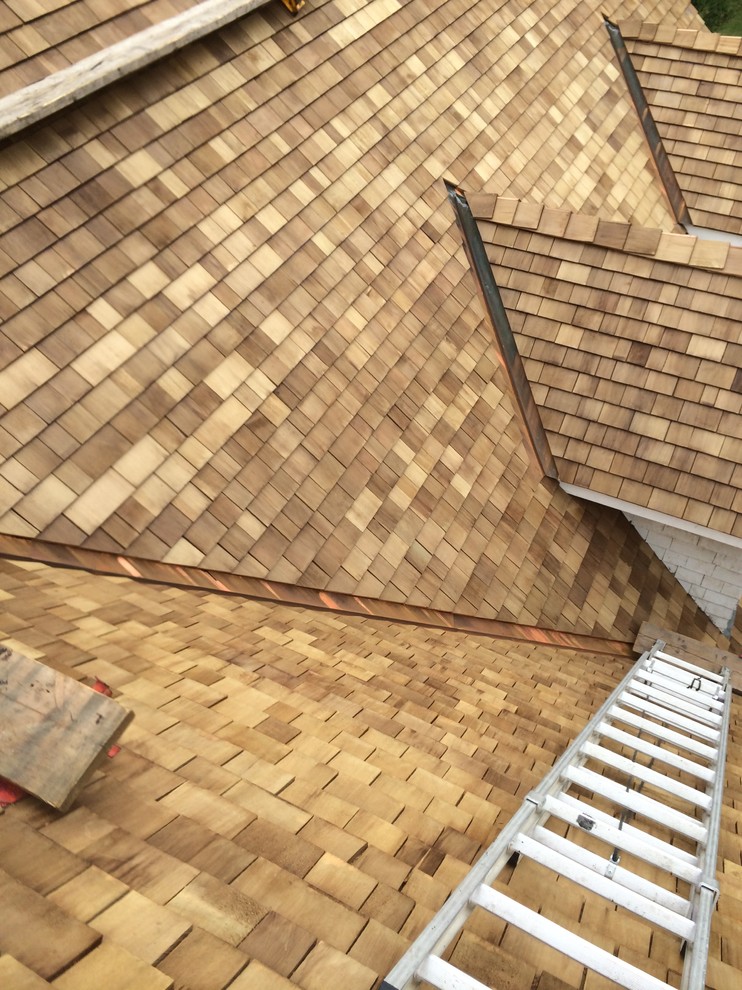 Idées déco pour une grande façade de maison blanche craftsman en bois à un étage avec un toit à deux pans.
