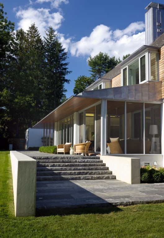 Große, Dreistöckige Moderne Holzfassade Haus mit brauner Fassadenfarbe und Satteldach in New York