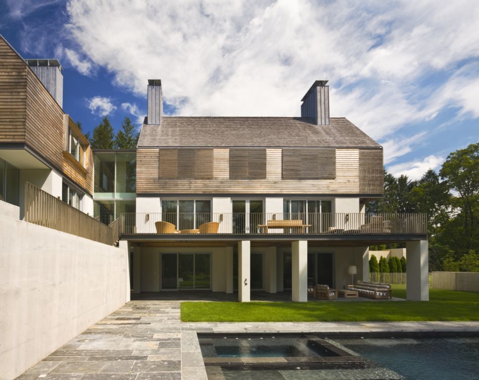 Aménagement d'une grande façade de maison marron contemporaine en bois à deux étages et plus avec un toit à deux pans.