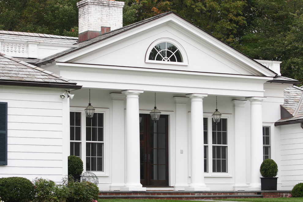 Inspiration pour une très grande façade de maison blanche traditionnelle en bois de plain-pied avec un toit à quatre pans.