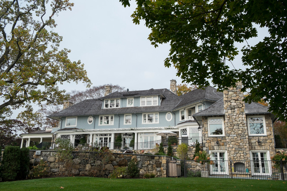 Geräumiges, Dreistöckiges Klassisches Einfamilienhaus mit Mix-Fassade, blauer Fassadenfarbe, Walmdach und Schindeldach in Sonstige
