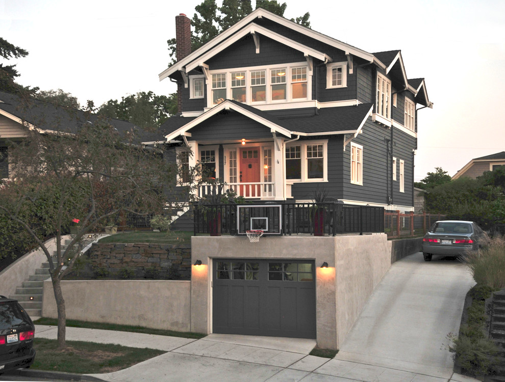Immagine della facciata di una casa blu american style a due piani con rivestimenti misti