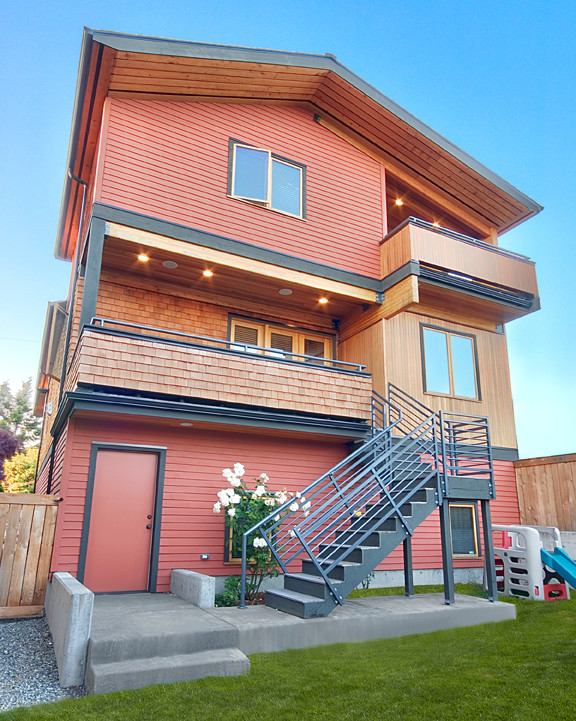 Idées déco pour une grande façade de maison rouge moderne à deux étages et plus avec un revêtement mixte et un toit à deux pans.