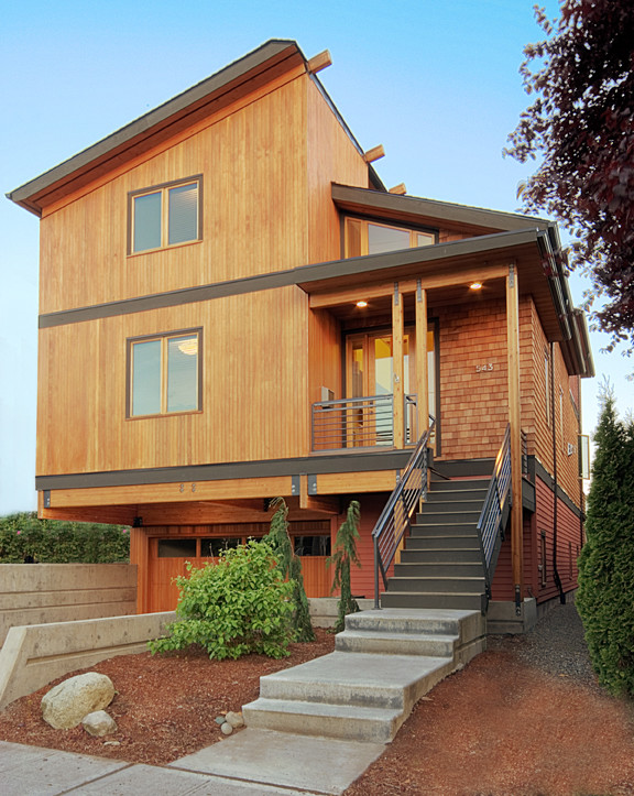Ispirazione per la casa con tetto a falda unica marrone contemporaneo a tre piani di medie dimensioni con rivestimento in legno