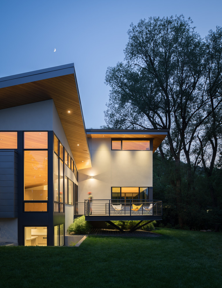 Inspiration för mellanstora moderna vita hus, med två våningar, stuckatur, pulpettak och tak i metall