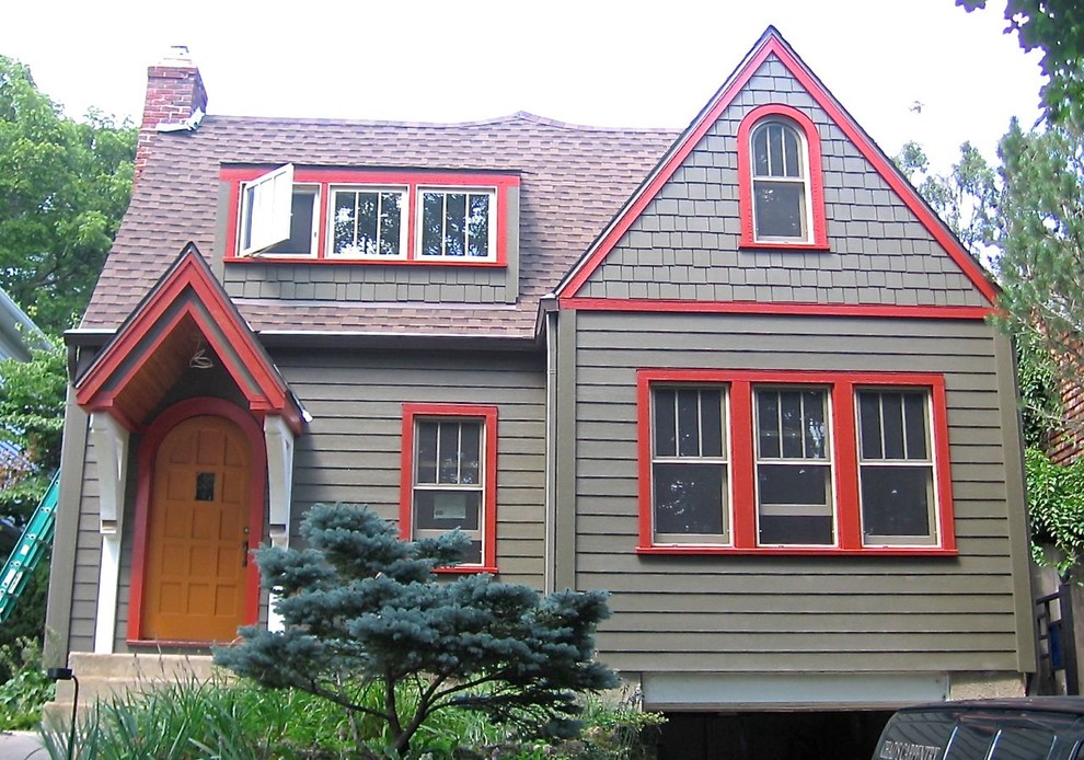 Ispirazione per la villa verde american style a un piano di medie dimensioni con rivestimento in legno, tetto a capanna e copertura a scandole
