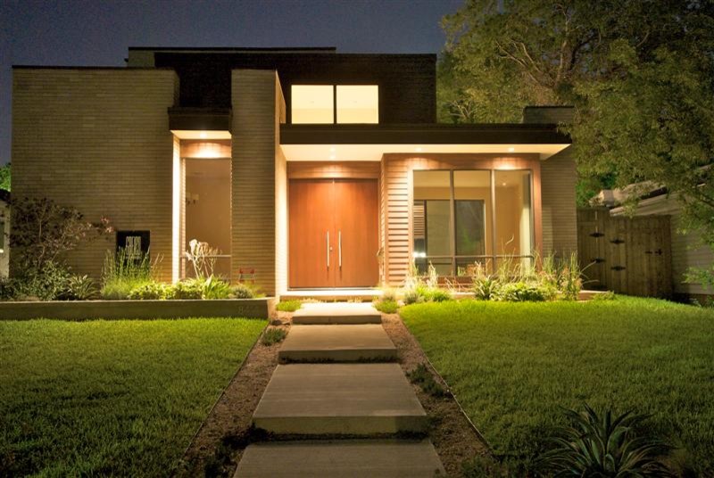 Großes, Zweistöckiges Modernes Einfamilienhaus mit Mix-Fassade, bunter Fassadenfarbe und Flachdach in Dallas