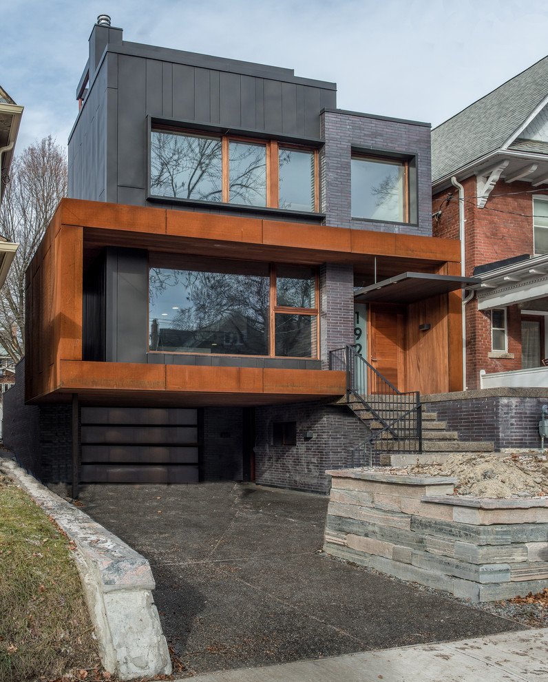 Mittelgroßes, Dreistöckiges Modernes Haus mit grauer Fassadenfarbe und Mix-Fassade in Toronto