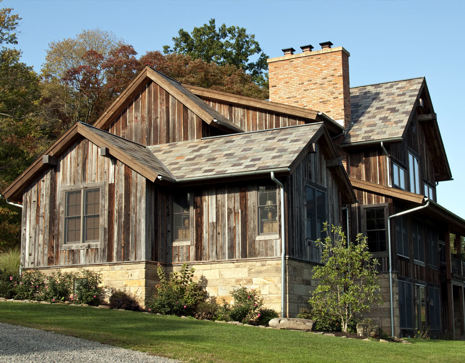 Cette image montre une très grande façade de maison marron traditionnelle en bois à deux étages et plus.