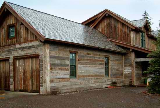 Exemple d'une très grande façade de maison marron chic en bois à un étage.