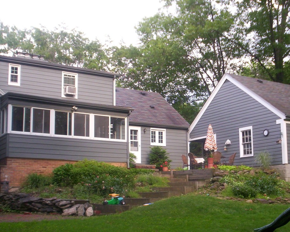 Mittelgroße, Dreistöckige Landhausstil Holzfassade Haus mit grauer Fassadenfarbe und Satteldach in Cleveland