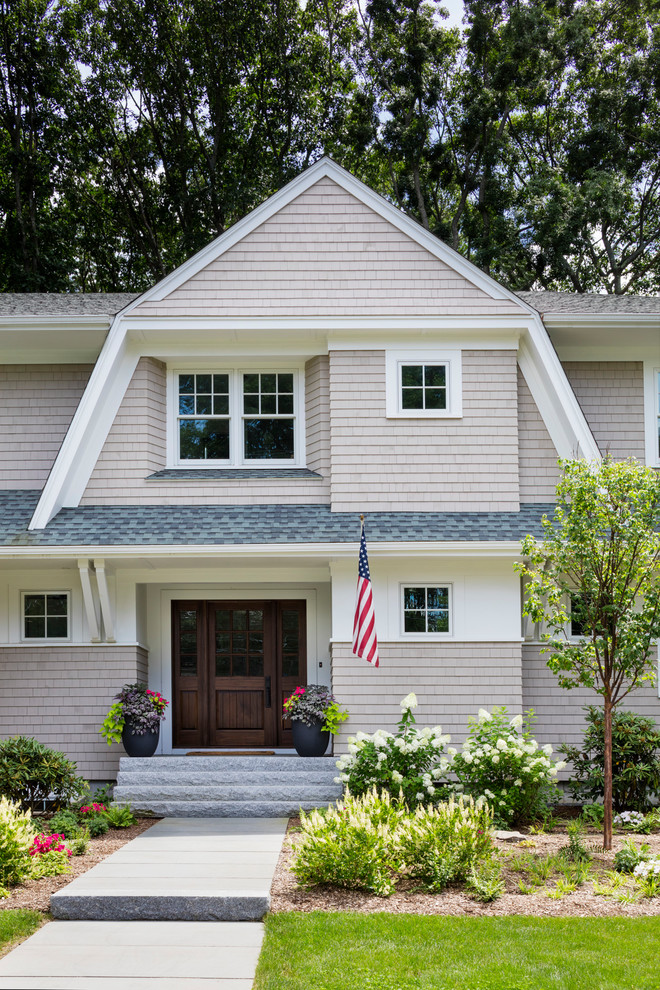 Diseño de fachada de casa beige actual grande de dos plantas con revestimientos combinados, tejado a doble faldón y tejado de teja de madera
