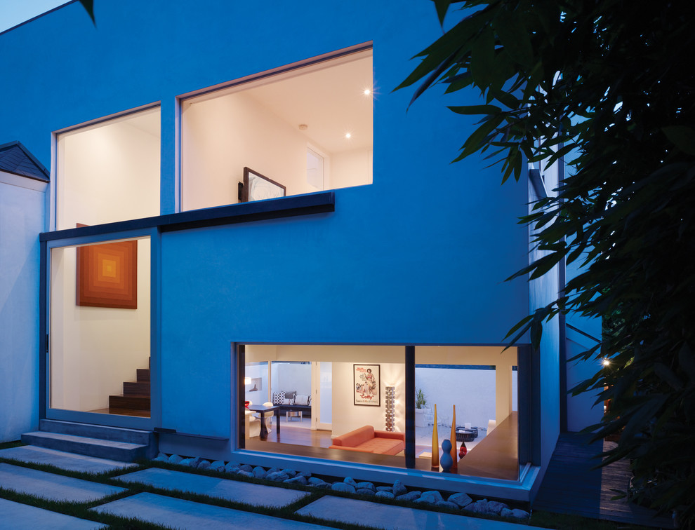Kleines, Zweistöckiges Modernes Haus mit Putzfassade, weißer Fassadenfarbe und Flachdach in Los Angeles