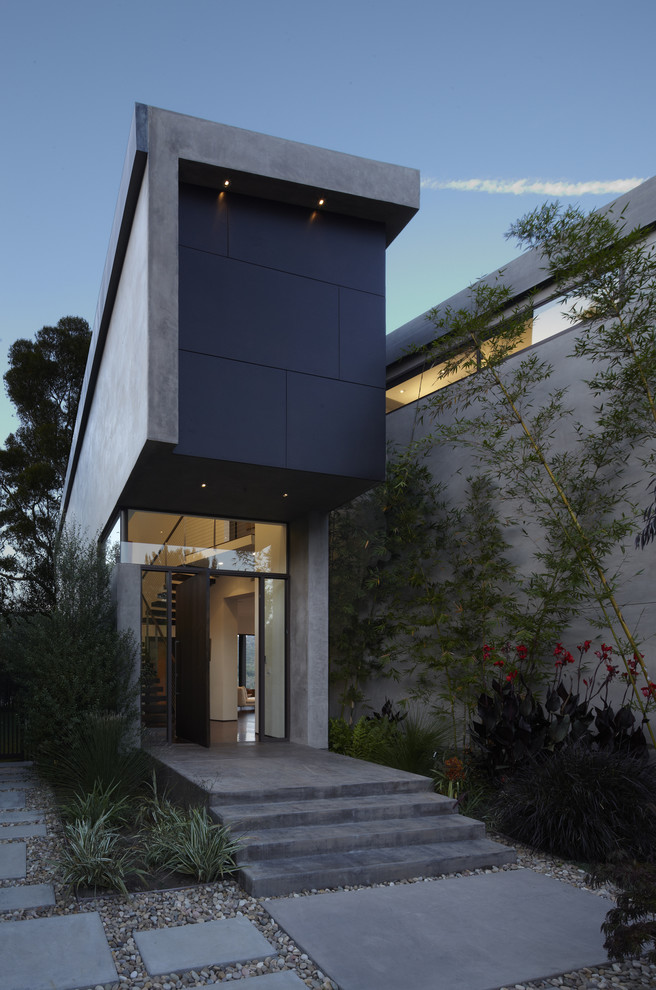 Idée de décoration pour une façade de maison minimaliste de taille moyenne.