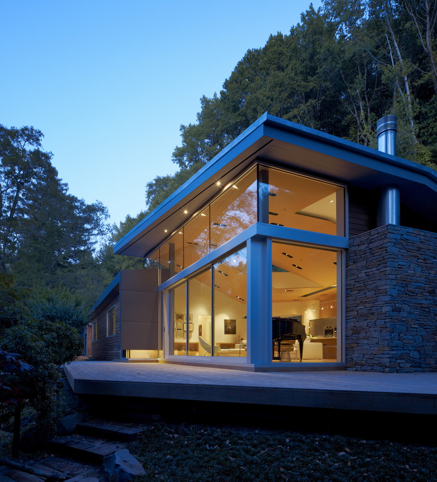 Свежая идея для дизайна: одноэтажный, деревянный, коричневый дом среднего размера в стиле модернизм с односкатной крышей - отличное фото интерьера