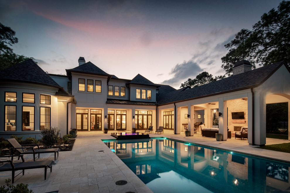 Geräumiges, Zweistöckiges Klassisches Einfamilienhaus mit Mix-Fassade, weißer Fassadenfarbe, Satteldach und Schindeldach in Houston