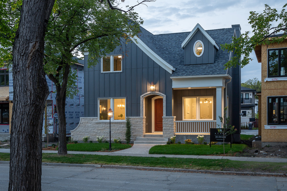 Пример оригинального дизайна: двухэтажный, синий частный загородный дом среднего размера в стиле модернизм с комбинированной облицовкой и крышей из гибкой черепицы