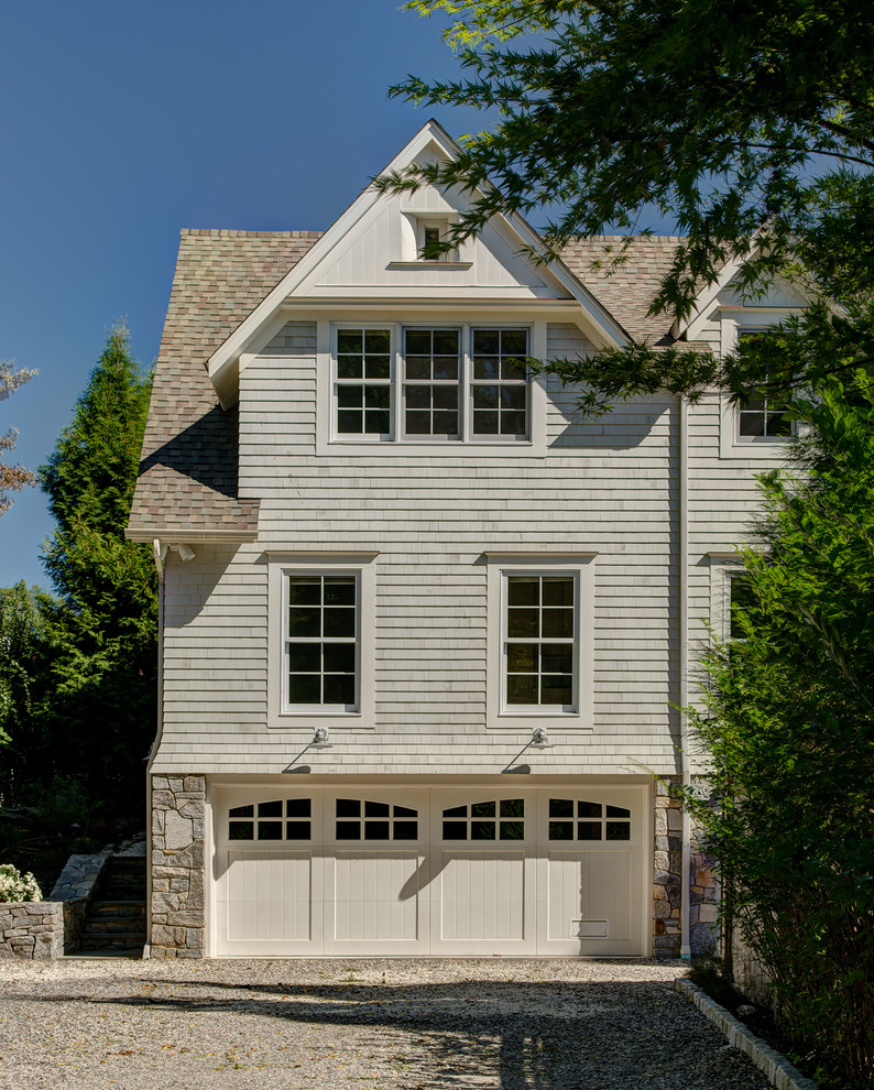 Mittelgroßes, Zweistöckiges Klassisches Haus mit grauer Fassadenfarbe, Satteldach und Schindeldach in New York