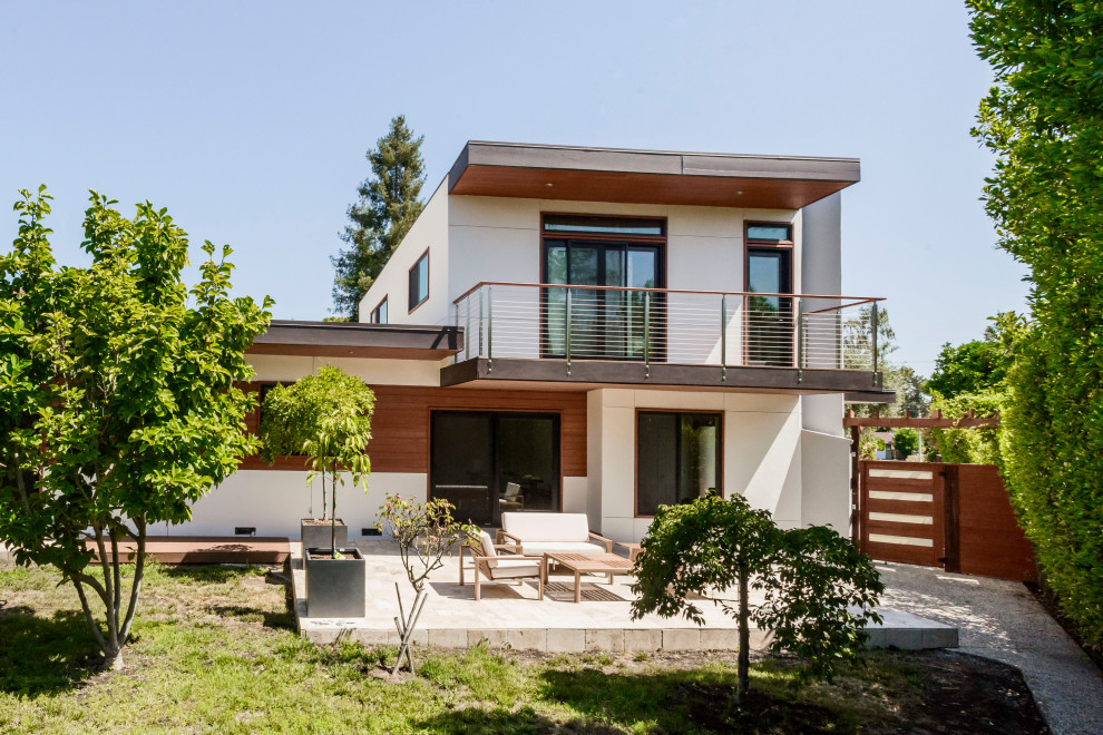 Ispirazione per la villa bianca moderna a due piani di medie dimensioni con rivestimento in legno e tetto piano