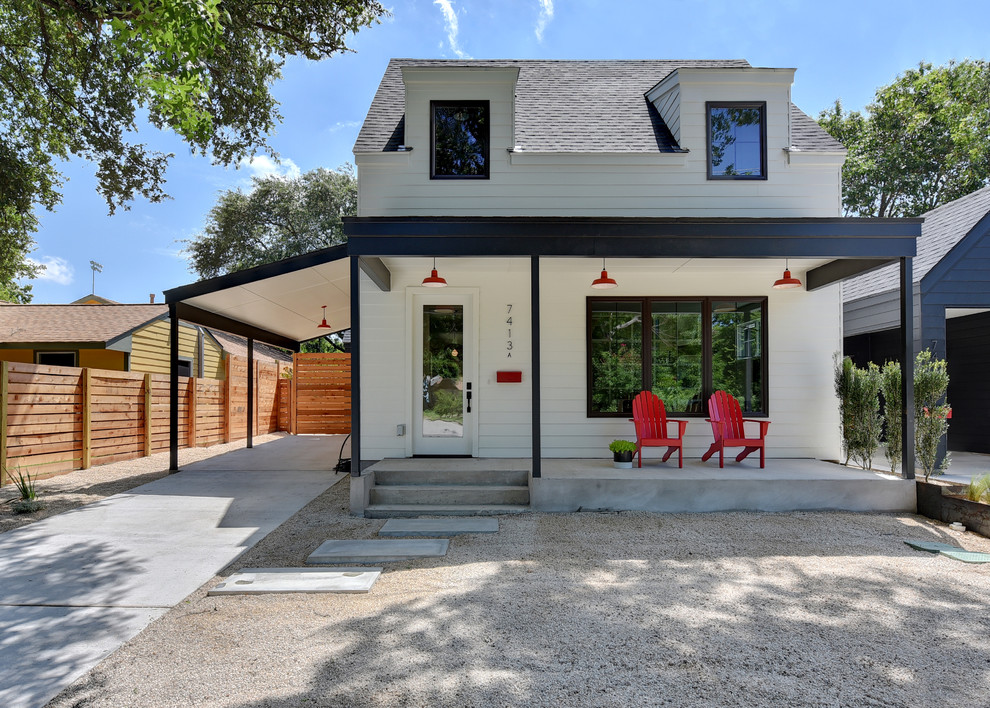 На фото: маленький, двухэтажный, деревянный, белый дом в стиле кантри с двускатной крышей для на участке и в саду с