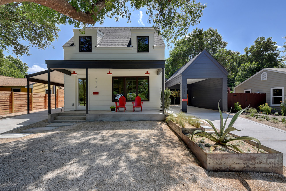 Kleine, Zweistöckige Landhausstil Holzfassade Haus mit weißer Fassadenfarbe und Satteldach in Austin