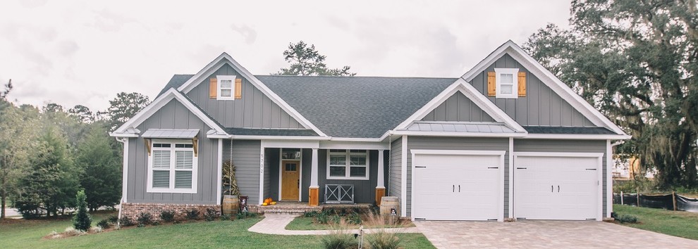 Mittelgroßes, Einstöckiges Uriges Haus mit grauer Fassadenfarbe und Satteldach in Atlanta