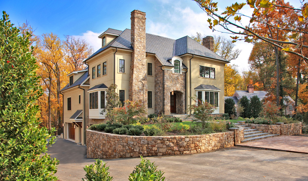 Свежая идея для дизайна: дом в классическом стиле с облицовкой из камня - отличное фото интерьера