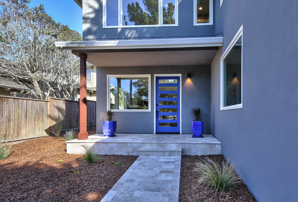Imagen de fachada de casa gris actual de tamaño medio de dos plantas con revestimiento de estuco y tejado plano