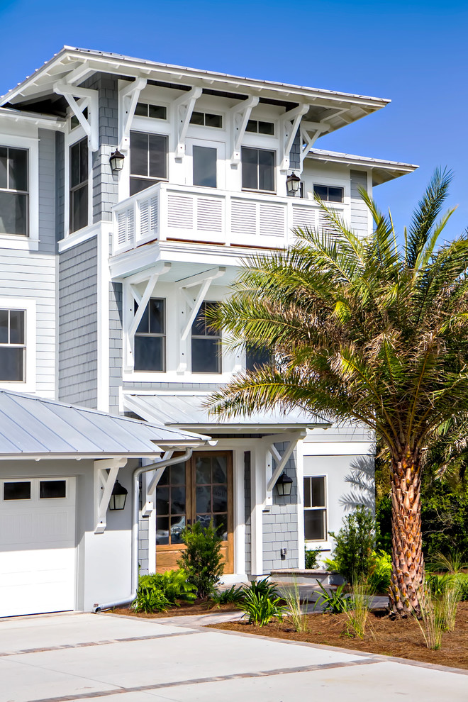 Dreistöckige Maritime Holzfassade Haus mit grauer Fassadenfarbe und Walmdach in Jacksonville
