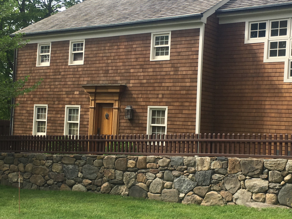 Стильный дизайн: двухэтажный, деревянный, коричневый частный загородный дом среднего размера в классическом стиле - последний тренд
