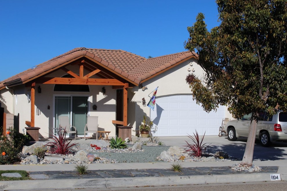 Kleines, Einstöckiges Mediterranes Haus mit Putzfassade und weißer Fassadenfarbe in San Luis Obispo