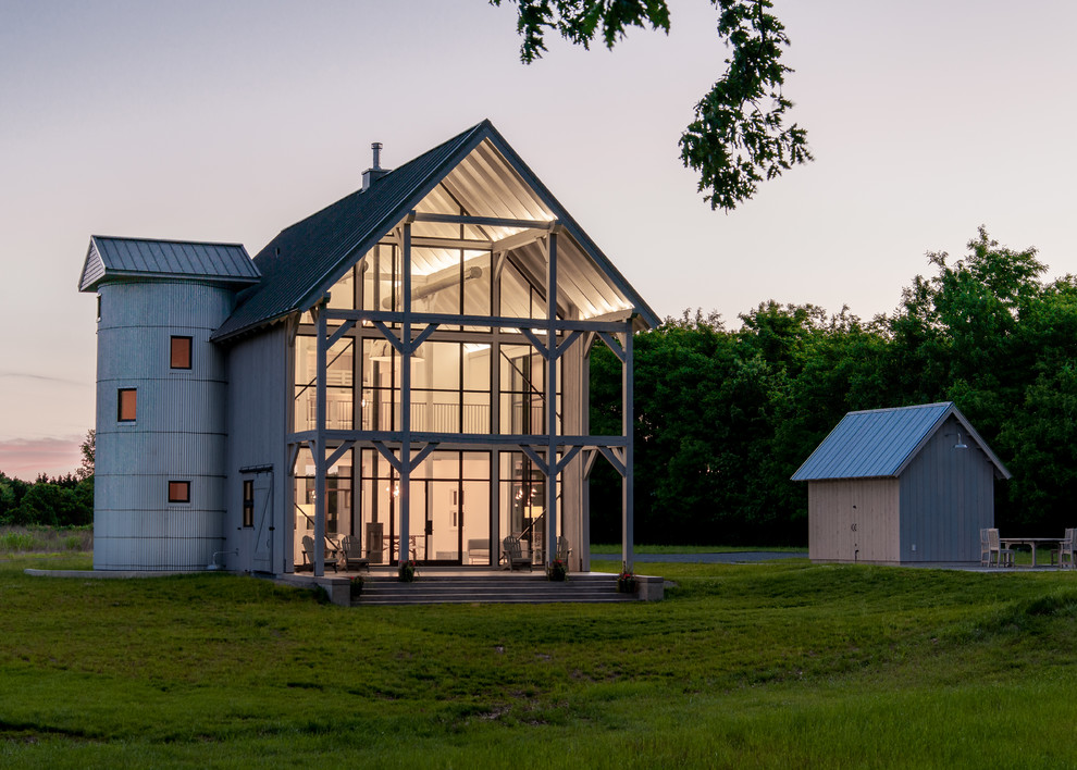 Foto de fachada de casa blanca de estilo de casa de campo grande de dos plantas con revestimiento de madera, tejado a dos aguas y tejado de metal