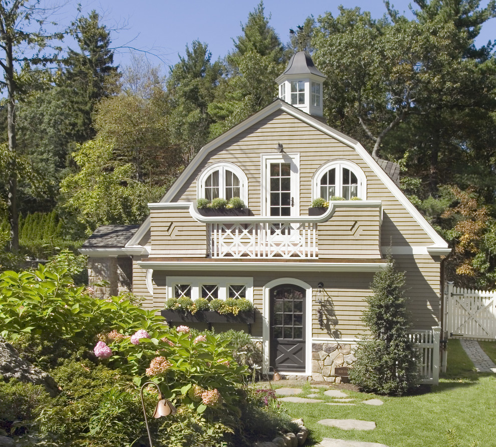 Ejemplo de fachada de casa beige rústica de tamaño medio de dos plantas con tejado a doble faldón, revestimientos combinados y tejado de teja de madera