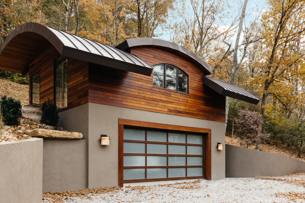 Стильный дизайн: двухэтажный, деревянный, серый дом среднего размера в стиле модернизм с металлической крышей - последний тренд