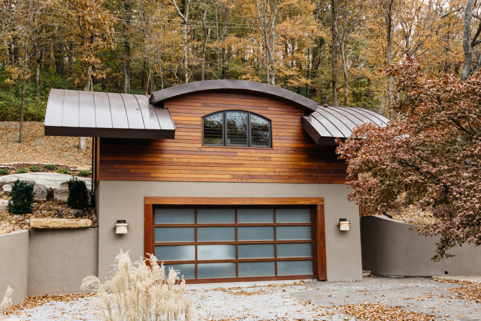 Imagen de fachada gris moderna de tamaño medio de dos plantas con revestimiento de madera y tejado de metal
