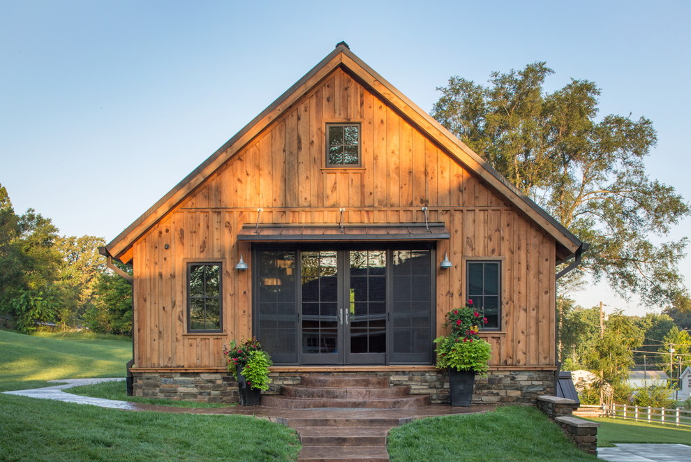 Dreistöckiges Country Haus mit Mix-Fassade, beiger Fassadenfarbe und Satteldach in Omaha