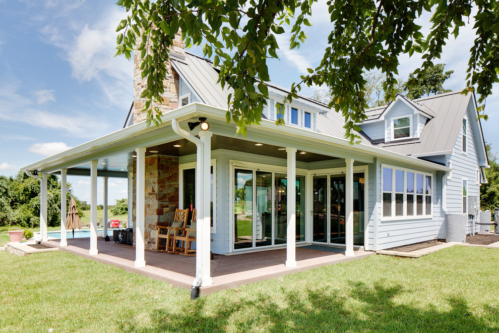 Cette photo montre une façade de maison bleue nature en bois de taille moyenne et à un étage avec un toit à quatre pans.