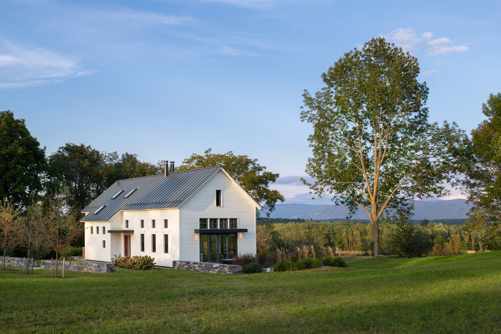Zweistöckiges Landhaus Einfamilienhaus mit weißer Fassadenfarbe und Blechdach in Burlington