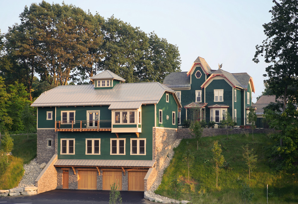 Ispirazione per la facciata di una casa verde vittoriana a tre piani con rivestimento in legno