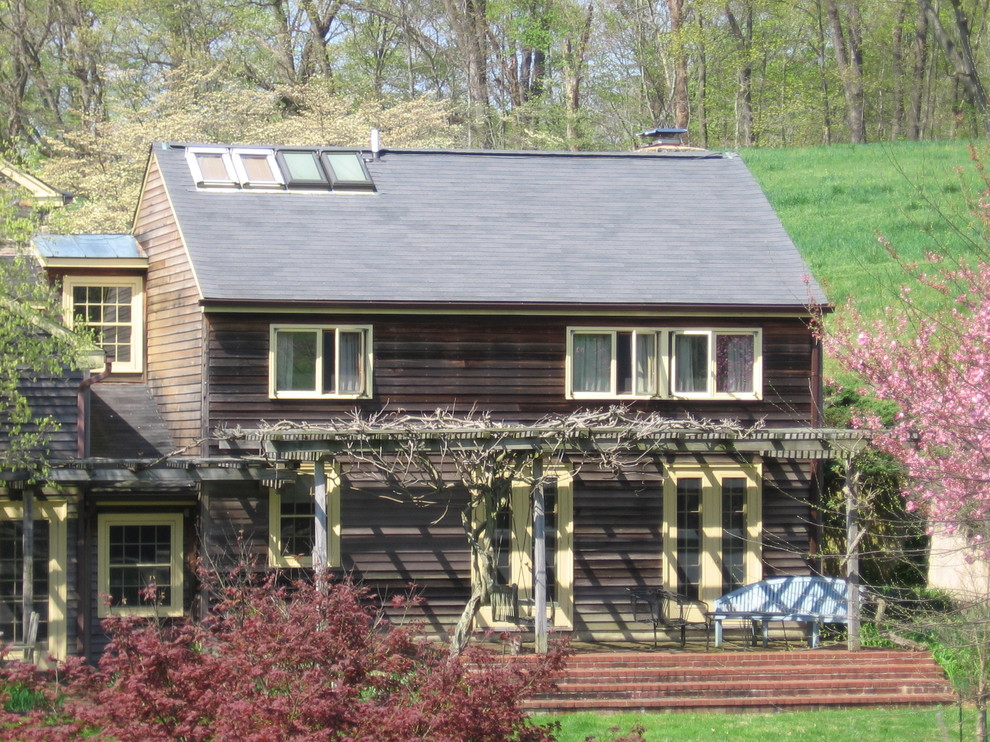 Modelo de fachada de estilo de casa de campo con revestimiento de madera