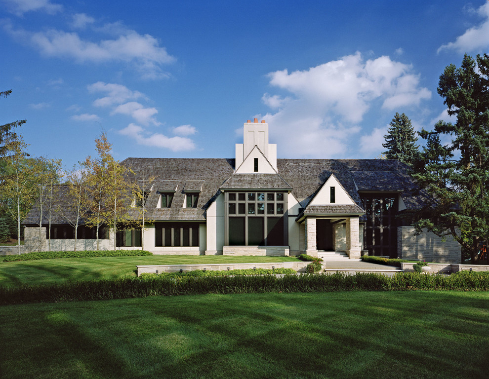 Zweistöckiges, Großes Klassisches Einfamilienhaus mit weißer Fassadenfarbe, Satteldach, Mix-Fassade und Schindeldach in Detroit