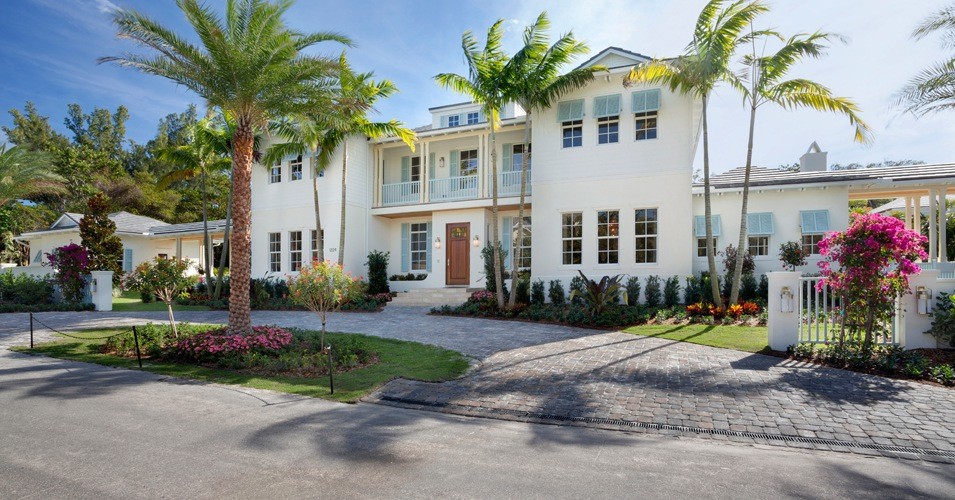 Großes, Zweistöckiges Klassisches Haus mit Putzfassade und weißer Fassadenfarbe in Miami