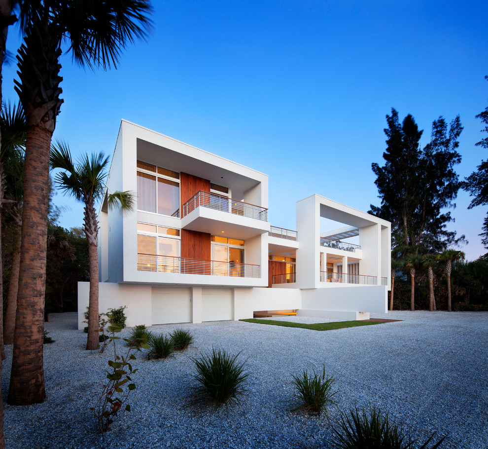 Zweistöckiges Modernes Haus mit weißer Fassadenfarbe in Tampa