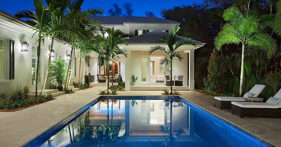 マイアミにある高級なトランジショナルスタイルのおしゃれな家の外観 (漆喰サイディング) の写真